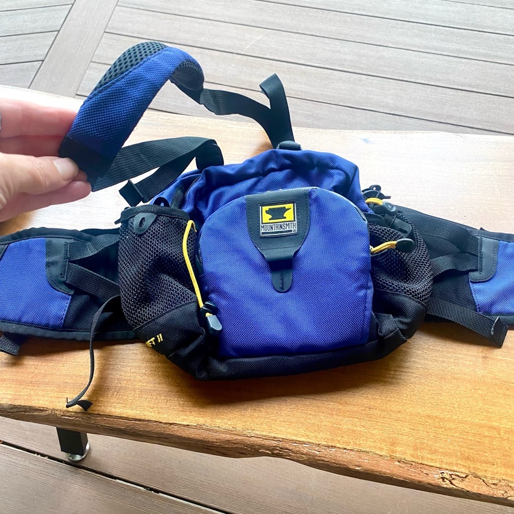 MOUNTAINSMITH —Swift 2 (discontinued) Blue and Black Waist Lumbar Day Pack. NWOT
